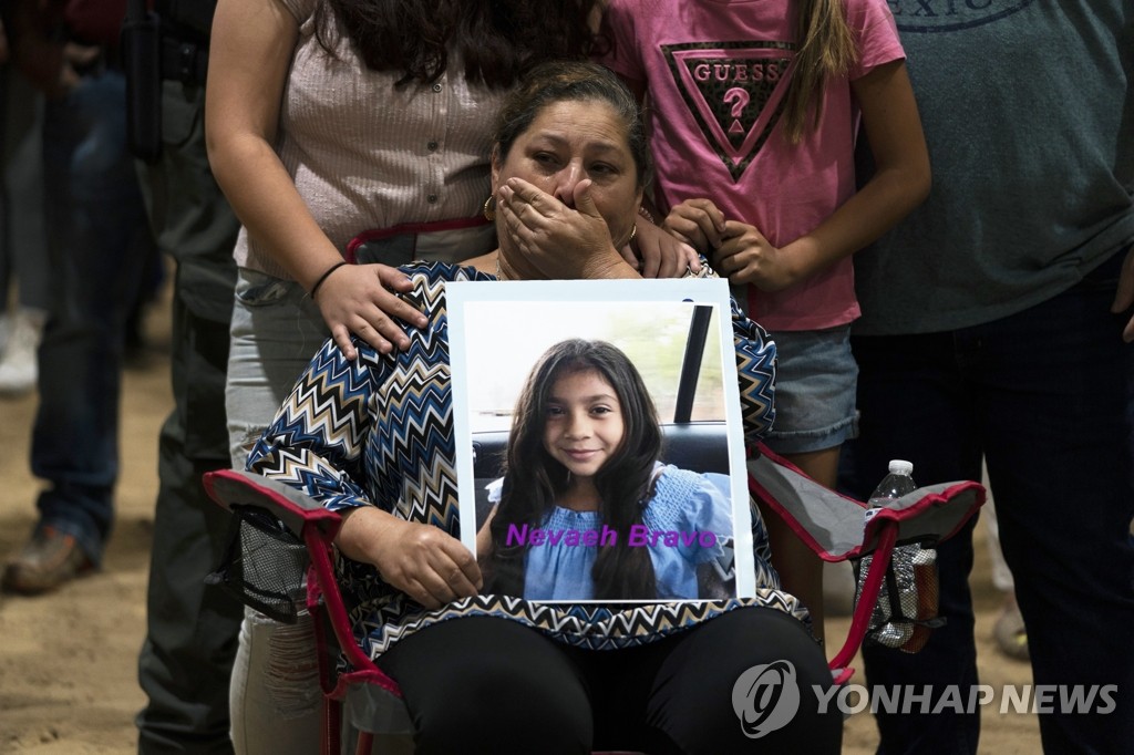미 텍사스 총격에 희생된 손녀 사진 들고 흐느끼는 할머니