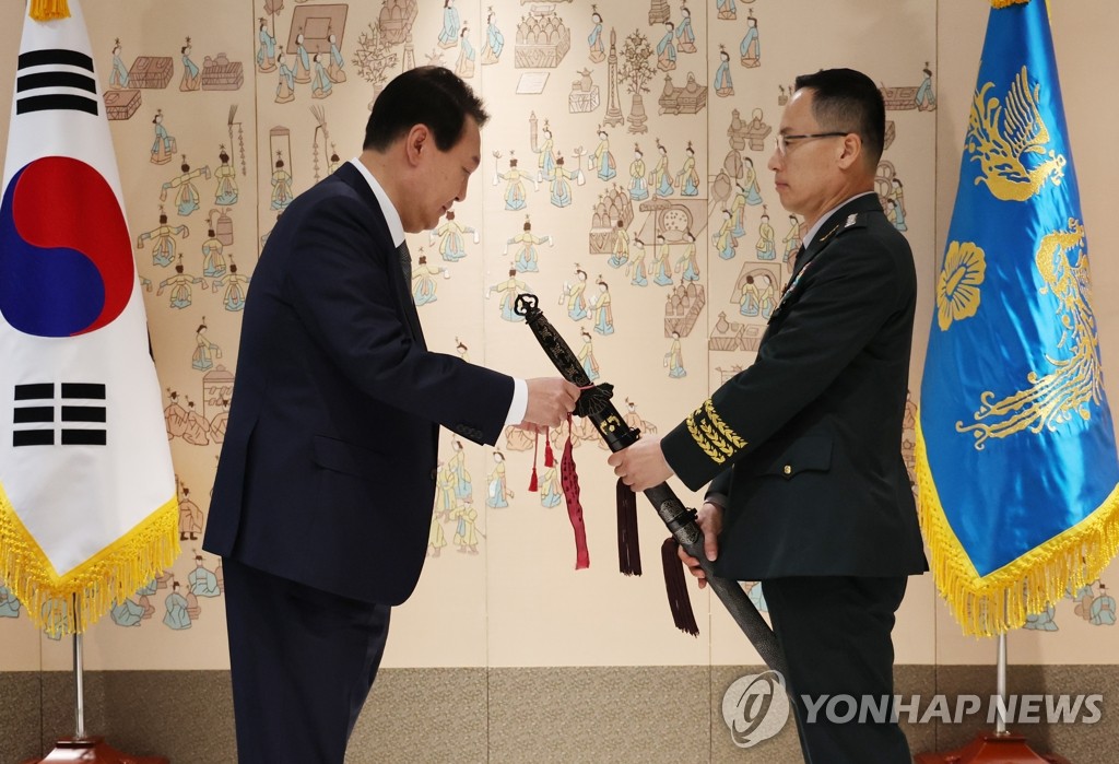 Yoon attends ceremony for new Army chief Yoon attends ceremony for new Army chief