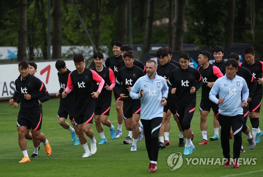 Members of the South Korean men's national football team train at the National Football Center in Paju, Gyeonggi Province, on May 30, 2022. (Yonhap)