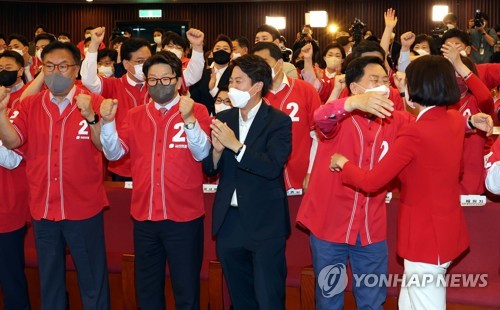 출구조사 방송에 환호하는 국민의힘