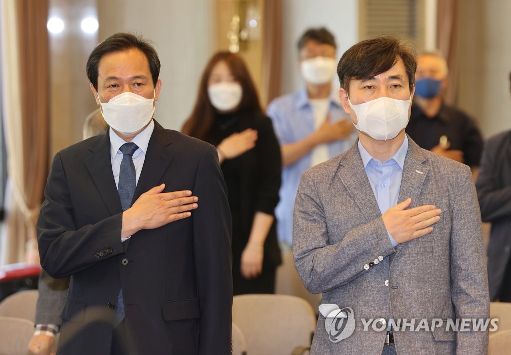 학술토론회 참석한 우상호, 하태경