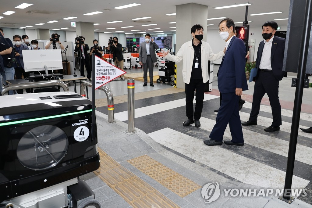 로보티즈 자율주행 로봇 시연 보는 한덕수 총리