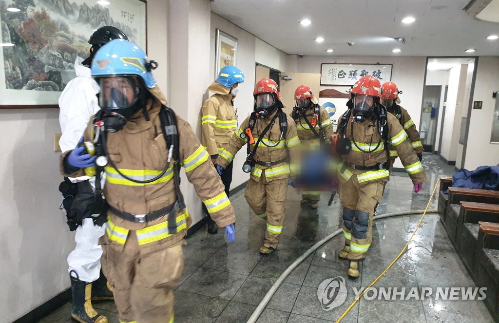 사망자 이송하는 구급대원들