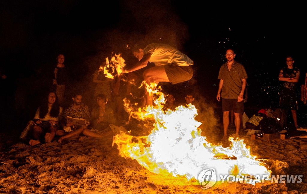 스페인 산후안 축제서 모닥불 뛰어넘는 시민