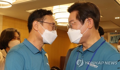 이재명과 홍영표 얼굴 맞대고 대화