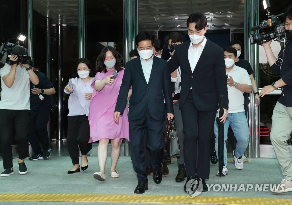 취재진 질문 받으며 청사 떠나는 김창룡 경찰청장
