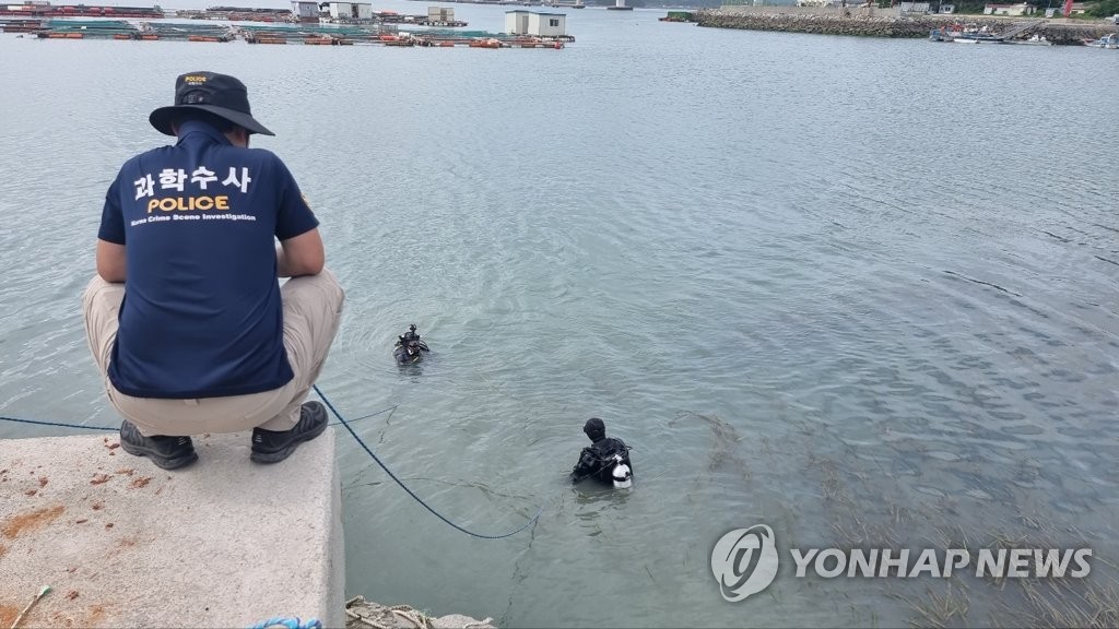 경찰, 해상서 실종 가족 탄 차량 부품 추정체 발견