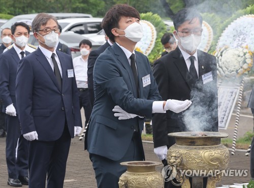 분향하는 이준석
