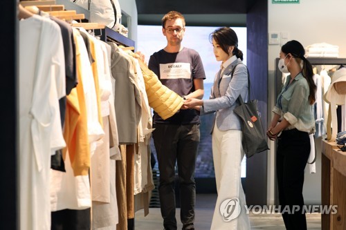 폐기물 재활용 의류 살펴보는 김건희 여사