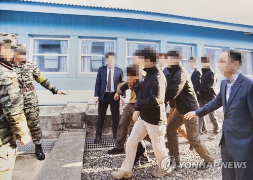 북송을 거부하며 몸부림치는 탈북어민
