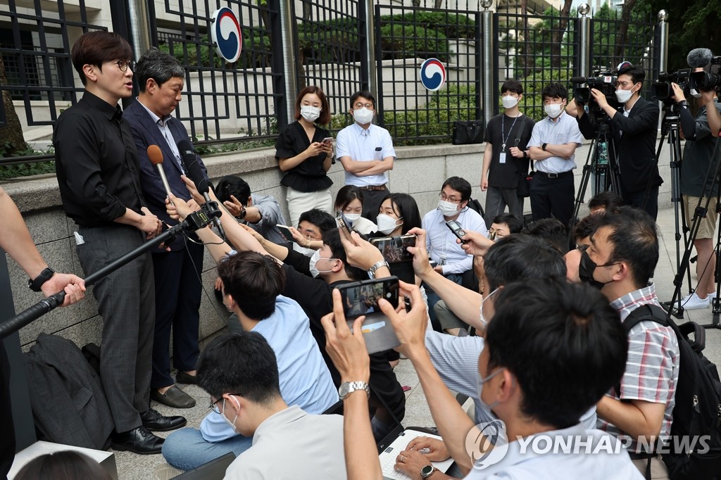 Lim Jae-sung (L), a legal representative for Korean forced labor victims, speaks during a press briefing after the second meeting of the government-private consultative body in front of the main building of the Ministry of Foreign Affairs on July 14, 2022. (Yonhap) 
