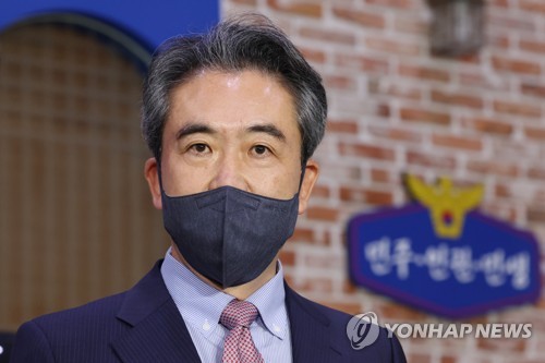 취재진 질문에 답하는 윤희근 경찰청장 후보자