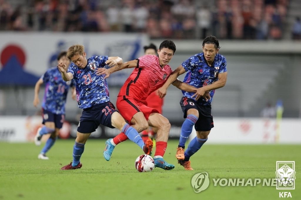 볼 경합 벌이는 조규성