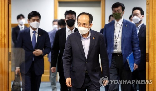 비상 거시경제금융회의 참석하는 추경호 부총리