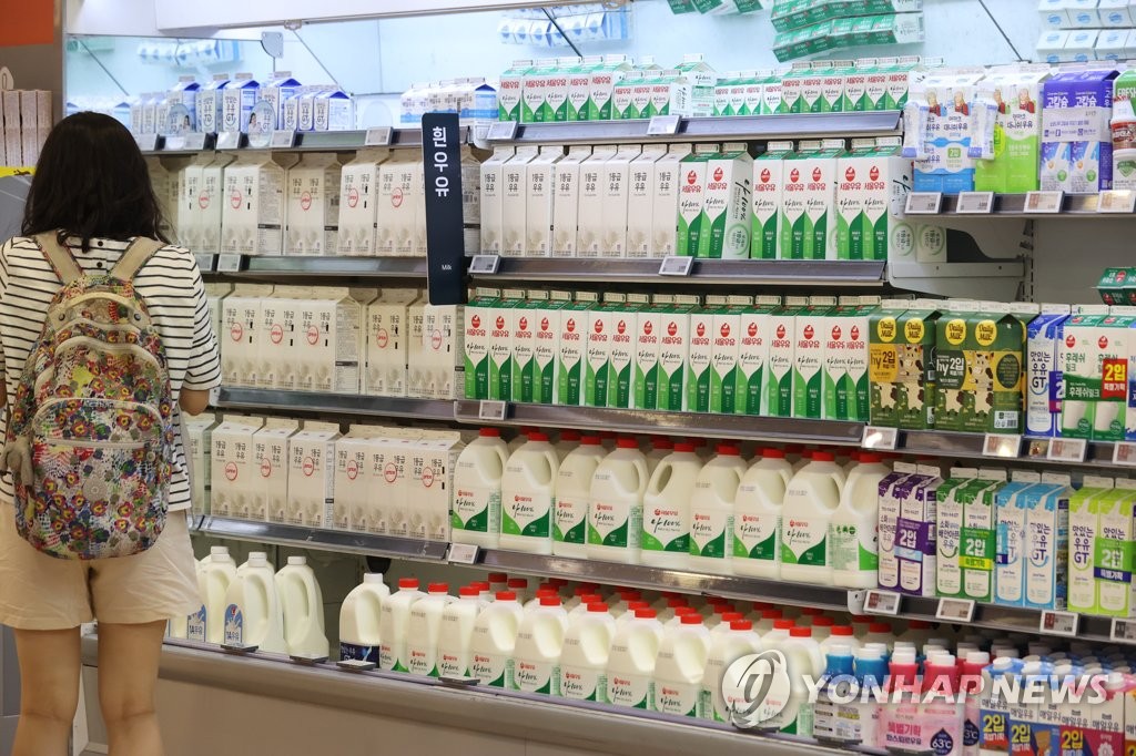 La foto de archivo, tomada el 2 de agosto de 2022, muestra a una persona observando productos lácteos en un supermercado de Seúl.