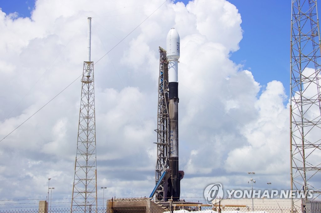In this file photo, a SpaceX Falcon 9 rocket carrying South Korea's first lunar orbiter, the Korea Pathfinder Lunar Orbiter known as Danuri, stands erect on the launch pad at Cape Canaveral Space Force Station in Florida, the United States, on Aug. 4, 2022. (Pool photo) (Yonhap)