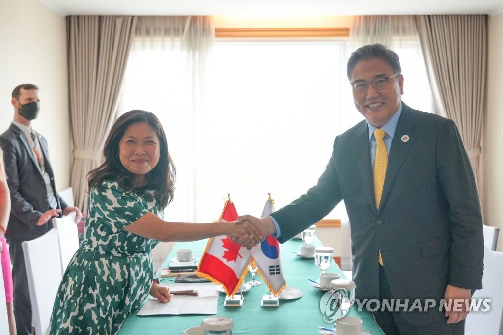 Park Jin con su homóloga canadiense Park Jin con su homóloga canadiense