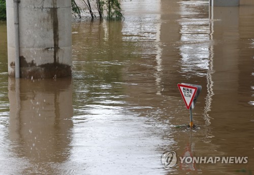 작년 8월 9일 오후 서울 강남구 탄천주차장 일대가 전날 내린 폭우로 잠겨있다. [ 자료사진]