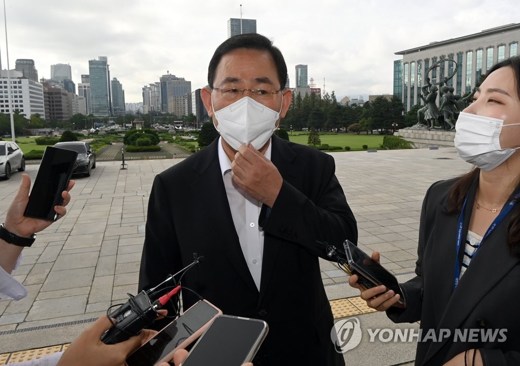 Rep. Joo Ho-young, who heads the People Power Party's emergency leadership committee, talks to reporters at the National Assembly on Aug. 12, 2022. (Pool photo) (Yonhap)