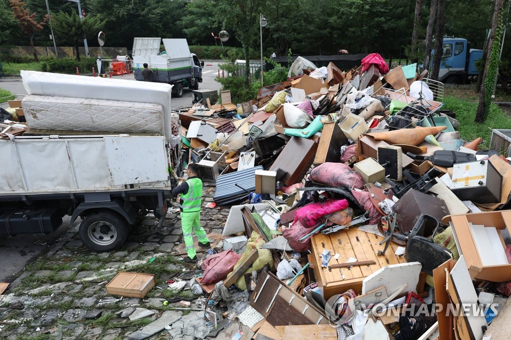 산더미처럼 쌓여가는 수해 폐기물