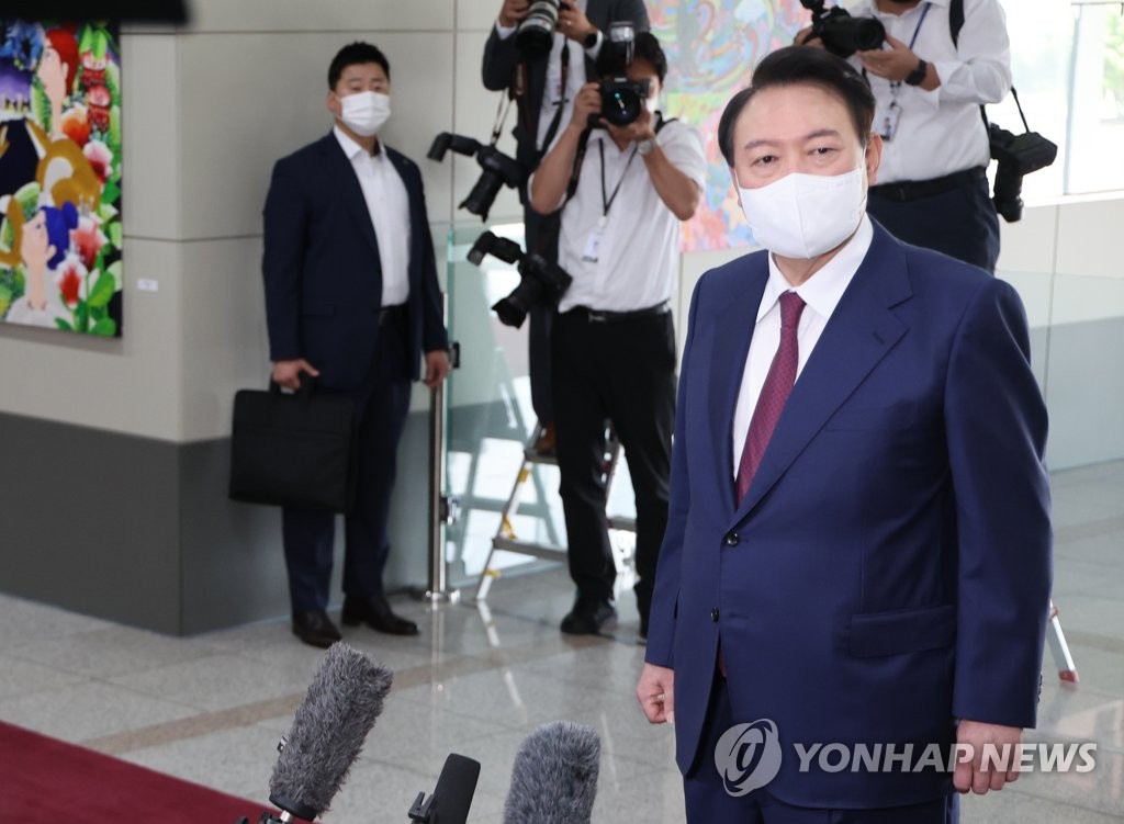 President Yoon Suk-yeol takes reporters' questions as he arrives at the presidential office in Seoul on Aug. 16, 2022. (Yonhap)