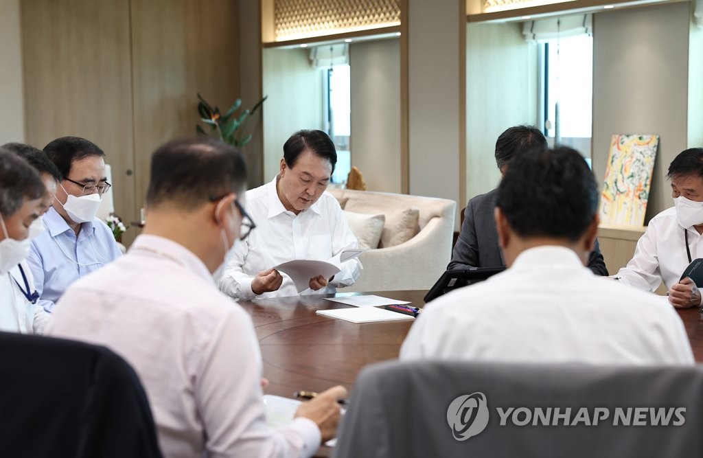 수석비서관회의 주재하는 윤석열 대통령
