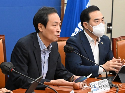 발언하는 우상호