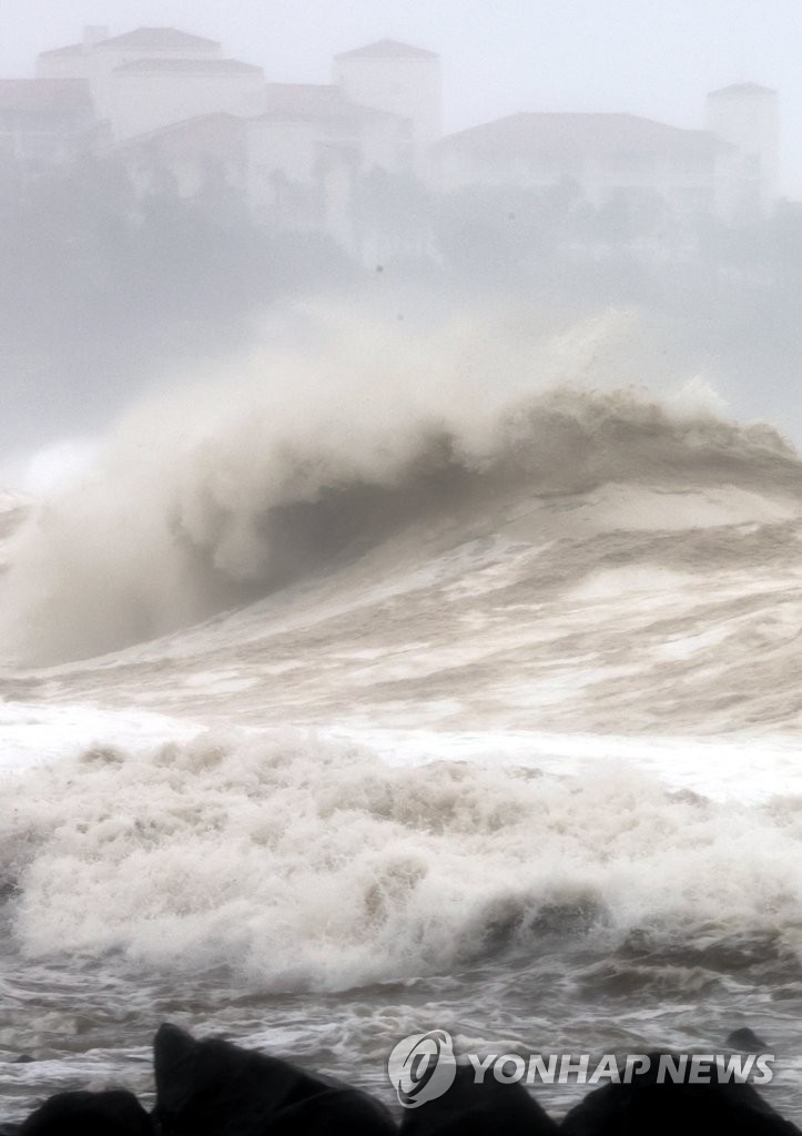 High waves pound the coast of Seogwipo on South Korea's largest island of Jeju on Sept. 5, 2022, as Typhoon Hinnamnor approaches South Korea. (Yonhap)