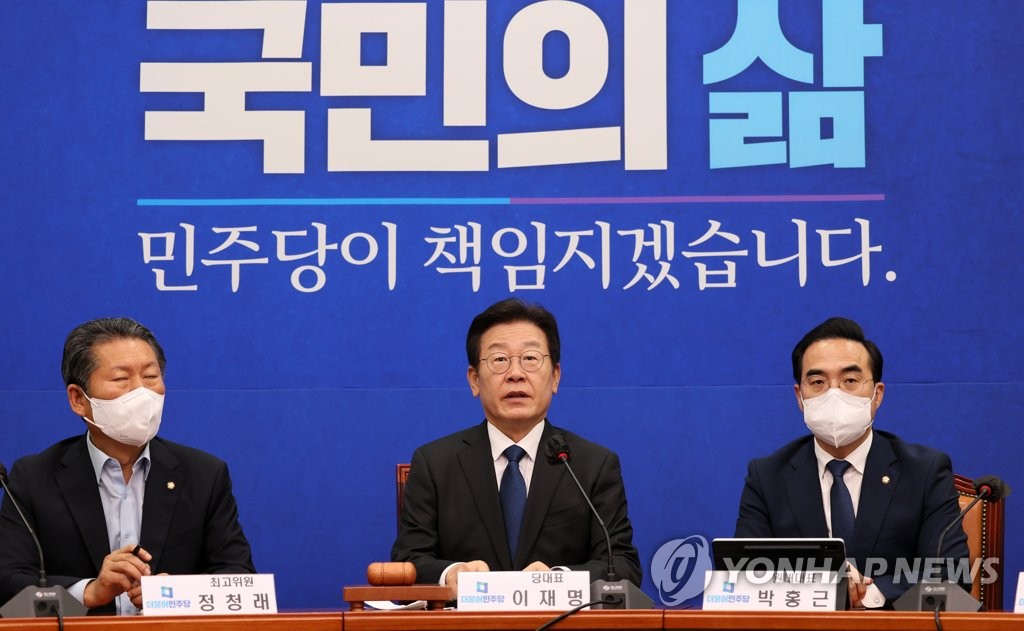El líder del Partido Democrático, el legislador Lee Jae-myung (centro), habla durante una reunión del consejo supremo del partido, el 5 de septiembre de 2022, en la Asamblea Nacional, en el oeste de Seúl. (Foto del cuerpo de prensa. Prohibida su reventa y archivo)