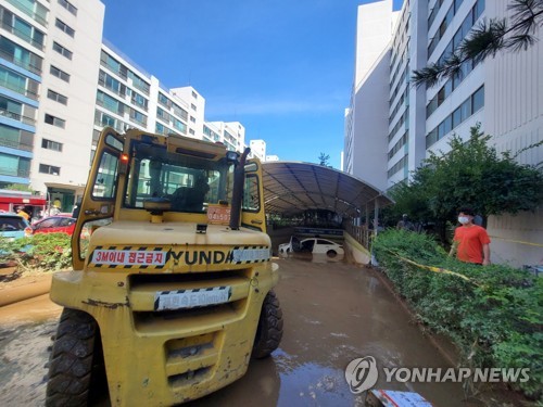 침수 아파트 지하 주차장 차 빼러 갔다가 7명 실종