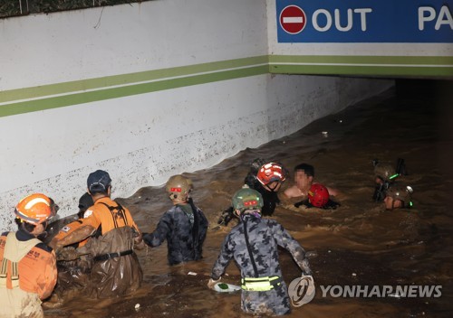 포항 지하주차장 실종자 1명 생존상태 구조
