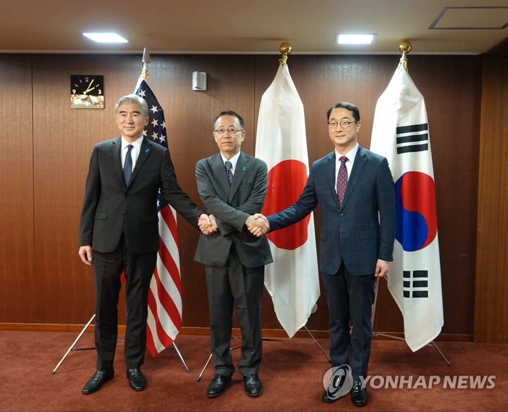 The top nuclear envoys of South Korea, the United States and Japan pose for a photo prior to their talks on North Korea's nuclear ambitions at the foreign ministry in Tokyo on Sept. 7, 2022. From left are Sung Kim (U.S.), Takehiro Funakoshi (Japan) and Kim Gunn (South Korea). (Yonhap)