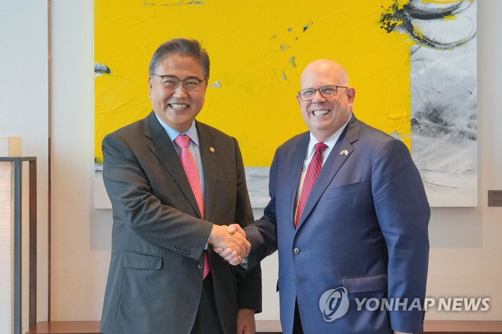박진 외교부 장관, 미국 메릴랜드 주지사와 악수