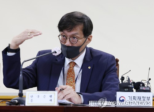 질문 답하는 이창용 한은 총재