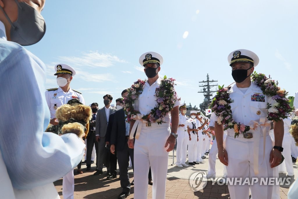 입항 축하받는 마이클 도넬리 준장과 골드해머 대령