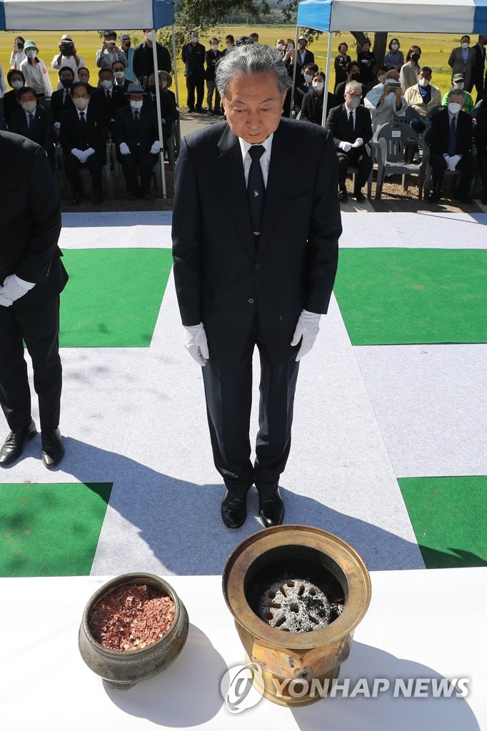 왜덕산 분향하는 하토야마 전 총리