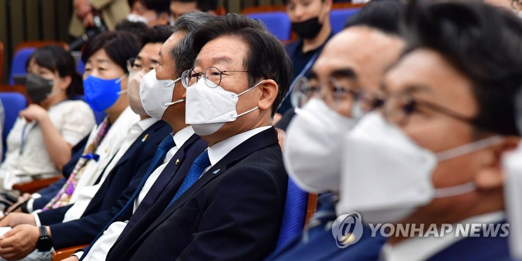 해외 순방 영상 보는 민주당