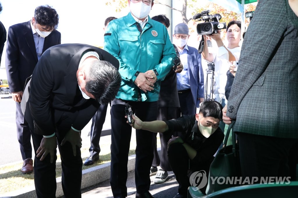 대전 아웃렛 화재 유가족 찾아 사과하는 정지선 현대백화점 회장