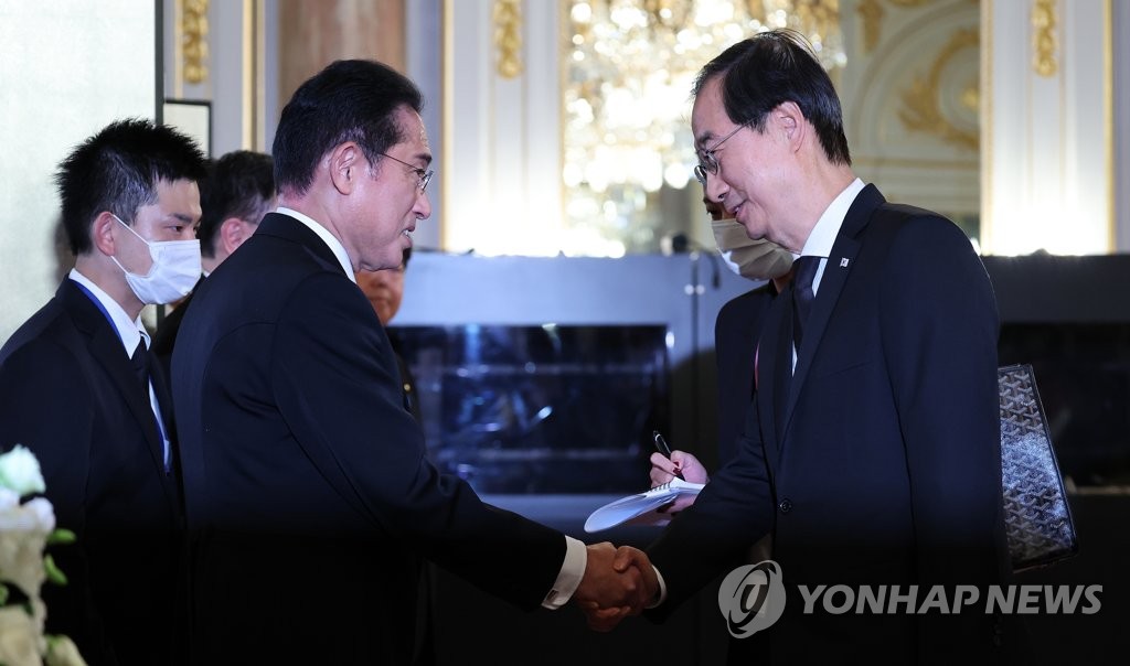 Japanese Prime Minister Fumio Kishida (L) welcomes South Korean Prime Minister Han Duck-soo before a reception at the state guest house in Tokyo on Sept. 27, 2022, following the state funeral for former Japanese Prime Minister Shinzo Abe. (Yonhap)