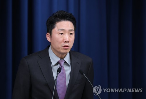 브리핑 하는 이재명 부대변인