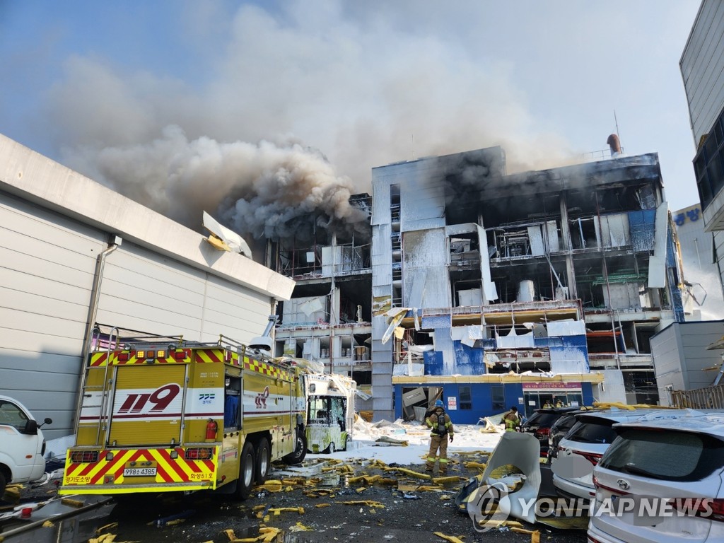 Thick smoke rises from a fire at the plant of a pharmaceutical company in Hwaseong, about 50 kilometers south of Seoul, on Sept. 30, 2022. (Yonhap)