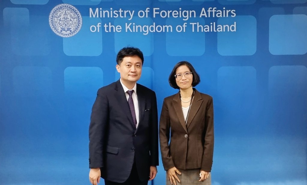 This photo provided by the South Korean foreign ministry on Oct. 7, 2022, shows Chun Young-hee (L), director general of the ministry's Korean Peninsula Peace Regime Bureau, and Arjaree Sriratanaban, head of the Thai foreign ministry's East Asian affairs department, in Bangkok a day earlier. (PHOTO NOT FOR SALE) (Yonhap)