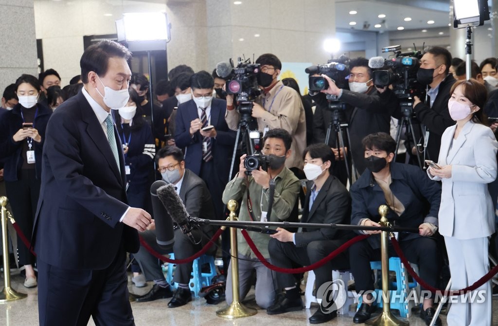집무실 향하는 윤석열 대통령