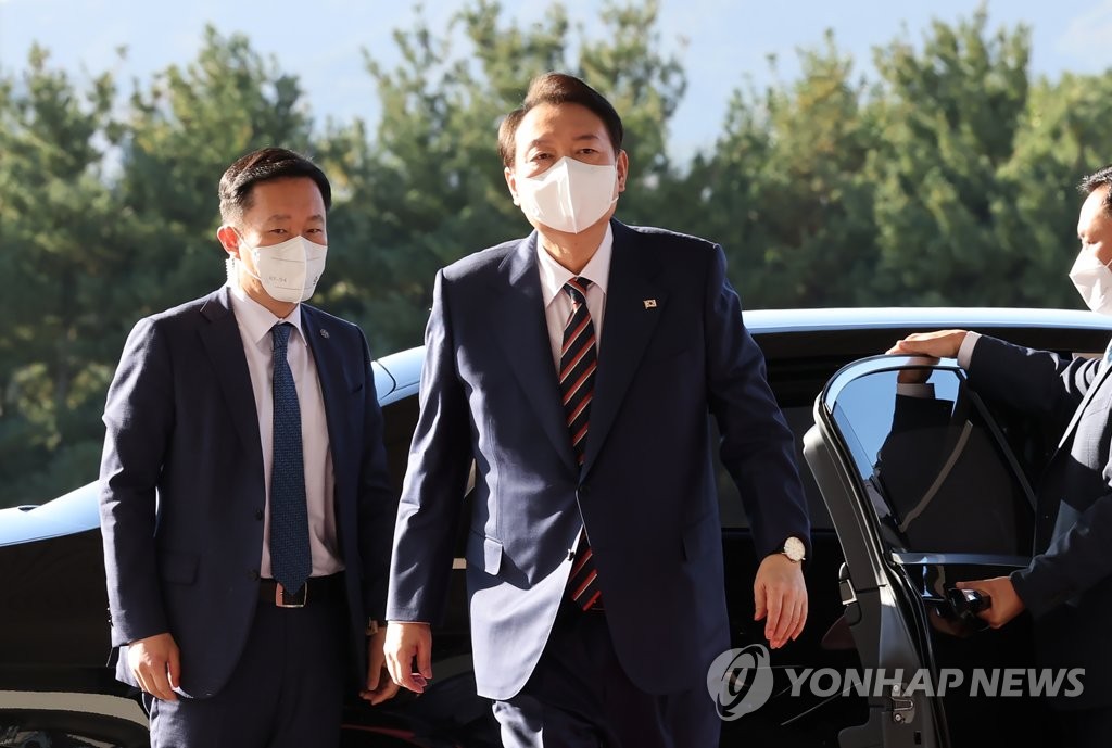 La foto, tomada el 17 de octubre de 2022, muestra al presidente surcoreano, Yoon Suk-yeol (centro), llegando a la oficina presidencial, en Seúl.