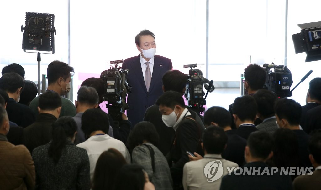 El presidente surcoreano, Yoon Suk-yeol, habla con los reporteros, el 20 de octubre de 2022, al llegar a la oficina presidencial, en Seúl. (Foto del cuerpo de prensa. Prohibida su reventa y archivo)