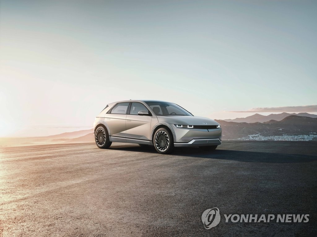 La foto, proporcionada por Hyundai Motor Co., muestra el vehículo utilitario deportivo (SUV, según sus siglas en inglés) completamente eléctrico IONIQ 5 de la compañía, el cual fue elegido, el 20 de octubre de 2022, por la revista automovilística estadounidense MotorTrend, como el SUV del Año 2023. (Prohibida su reventa y archivo)