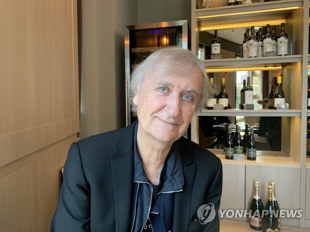 Le dessinateur de la Une du journal Le Monde jusqu'en mars 2021, Plantu (Jean Plantureux), lors d'une interview accordée à l'agence Yonhap, le mercredi 19 octobre 2022, à l'hôtel Fraser Place Central à Séoul.