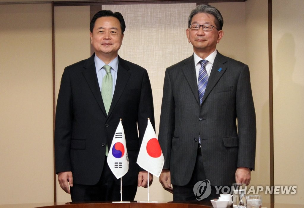 El primer viceministro de Asuntos Exteriores de Corea del Sur, Cho Hyun-dong (izda.), posa para las fotografías con su homólogo japonés, Takeo Mori, antes de una reunión bilateral celebrada, el 25 de octubre de 2022, en un hotel de Tokio, Japón. (Foto del cuerpo de prensa. Prohibida su reventa y archivo)