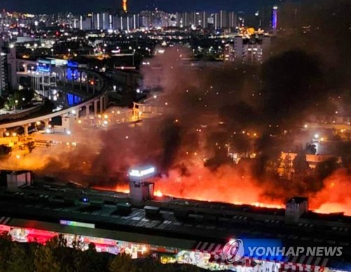 대구 농수산물 도매시장 화재…치솟는 불길