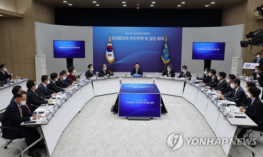 La 11ª reunión económica de emergencia, presidida por el presidente surcoreano, Yoon Suk-yeol (centro), se lleva a cabo, el 27 de octubre de 2022, en la oficina presidencial, en Seúl. La reunión, de 80 minutos de duración, fue transmitida en vivo por televisión, por primera vez.